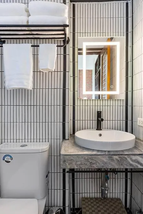 شقة مانيلا  في Poblacion, Makati Mid-Century Modern Zentopia Smeg 0*,  الفلبين