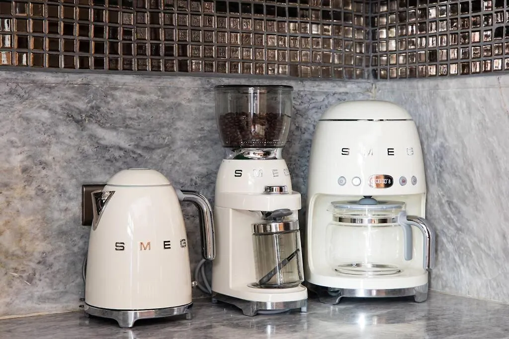 شقة مانيلا  في Poblacion, Makati Mid-Century Modern Zentopia Smeg