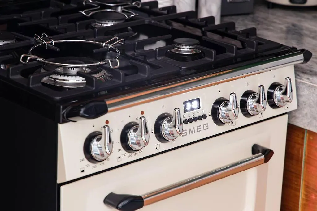 شقة مانيلا  في Poblacion, Makati Mid-Century Modern Zentopia Smeg